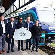 P1002011 Gruppe vor Zug v2